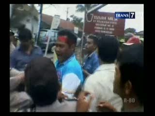 Pengunjuk Rasa Ditangkap, Buruh dan Polisi Bentrok