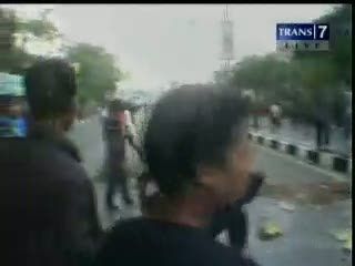 Rusak Fasilitas Umum, Polisi Pukul Mundur Mahasiswa
