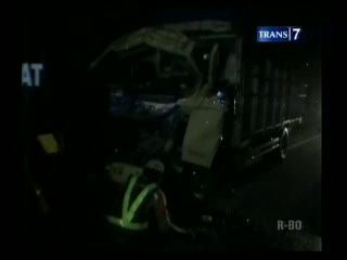 Ugal-ugalan Kernet Truk Tewas Tergencet