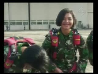 8 Penerjun Free Fall Meriahkan HUT TNI