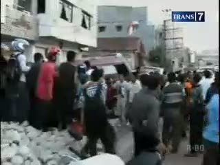 Angkot Ugal-ugalan Tabrak Trotoar