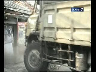  Hindari Metromini Ugal-ugalan, Truk Tabrak Rumah