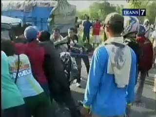 Minibus Tabrak Truk, Sopir Terjepit