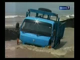Lahar Dingin Terjang Truk Penambang Pasir