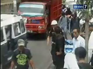 Wanita Tewas Terlindas Bus