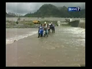 Tak Ada Jembatan, Warga Terjang Arus