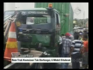 Rem Truk Kontainer Tak Berfungsi, 6 Mobil Ditabrak