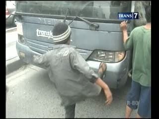 Bus TransJakarta Tabrak Sepeda Motor