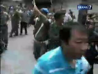 Sengketa Gapura, Warga-Satpol PP Bentrok