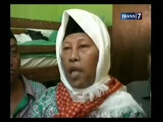 Waria Naik Haji, Gunakan Kerudung dan Peci