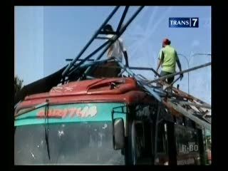 Tidak Terawat, Papan Reklame Roboh Timpa Bus