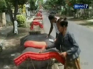 Mepe Kasur, Tradisi Suku Osing Tolak Bala