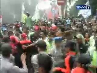 Buruh Bentrok dengan Polisi
