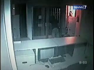 Kantor Bank Dibobol Maling, Terekam CCTV