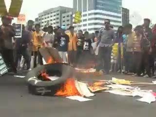 Massa Demo ke Gedung DPR-RI Tolak RUU KAMNAS