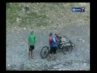 Ibu dan Bayi tercebur Sungai 20 Meter