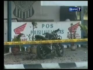 Pos Polisi Diguncang Bom, Tiga Terluka