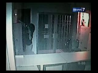 Kantor Bank Dibobol Maling, Terekam CCTV