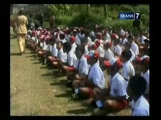 Sekolah Disegel, Siswa Belajar di Lapangan