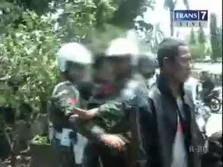 Pejambret Dihajar, Motor Dibakar
