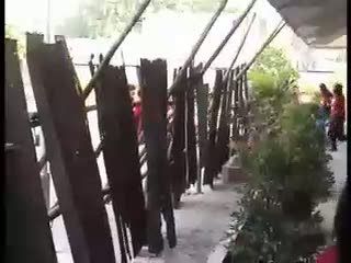 Siswa Berolahraga di Lapangan Kawat Berduri