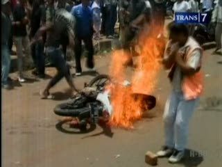 Penjambret Dihajar, Motor Dibakar
