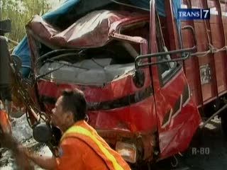 Truk Rampasan Terguling di Pintu Tol