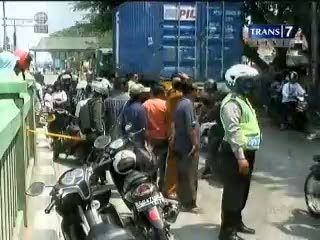 Terlindas Truk, Ibu Tewas Anak Luka