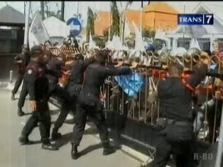 Ratusan Buruh Dobrak Pagar Tuntut Kenaikan UMP