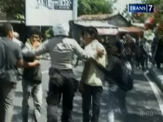 Tuntut Pengosongan Situs, Mahasiswa Bentrok
