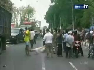Buruh Tewas Terlindas Bus