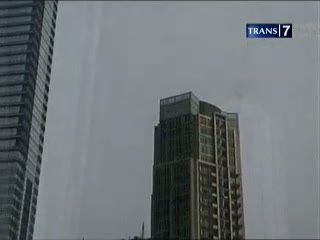 Akibat Angin Kencang, Penerjun Payung Tabrak Warga