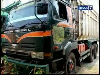Minibus Travel Tabrak Truk, 2 tewas 9 Luka