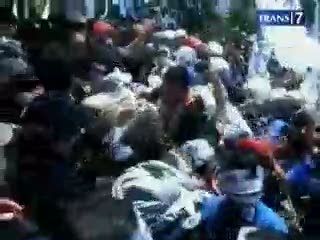 Demo Tolak Tenaga Alih Daya Berakhir Bentrok