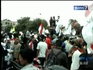 Tuntut Perbaikan Upah, Aksi Buruh Bentrok