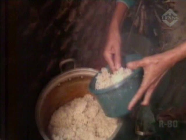 Satu Keluarga Makan Nasi Aking