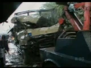 Truk Tabrak Minibus, 3 Orang Luka