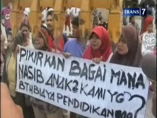 Tolak Pembongkaran, Puluhan Ibu Melawan