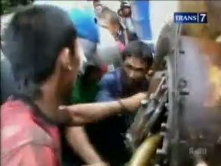 Truk BBM Jatuh, Warga Berebut Jarah Solar