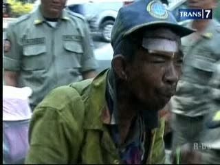 Suami Istri Menolak Dibawa Satpol PP