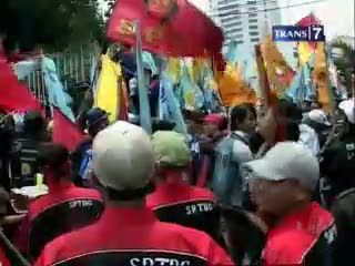 Buruh Blokir Jalan, Tuntut Kenaikan Upah