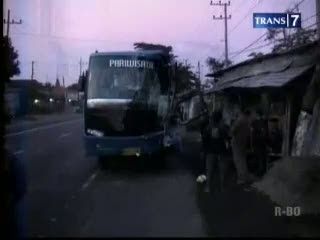 Bus Rombongan Pengantin Tabrak Truk dan Warung