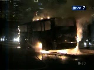 Bus Tranjakarta Terbakar di Jalan Sudirman