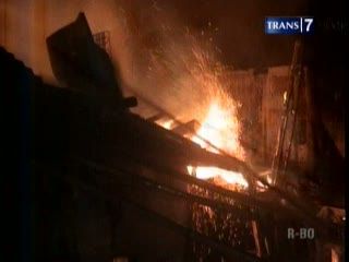 Puluhan Rumah Terbakar, Satu Orang Tewas
