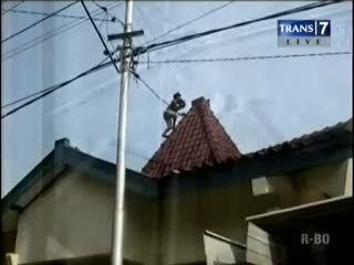 Diduga Depresi, Lelaki Mengamuk Panjat Balai Desa