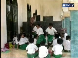 Sekolah Ambruk, Siswa Belajar di Masjid