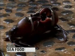 Nikmatnya Kepiting Asap Daun Pisang
