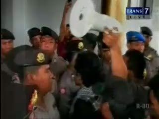 Baku Hantam Polisi vs Mahasiswa