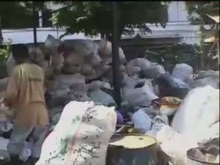 Warga Membawa Sampah untuk Ditabung