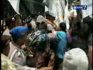  Desak Ketua DPRD Mundur, Aksi Ricuh